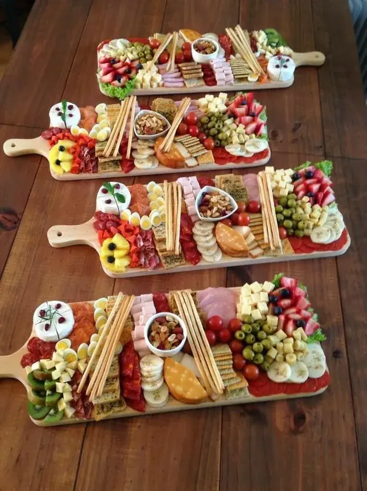 Lange plank met kaas, vleeswaren en fruit