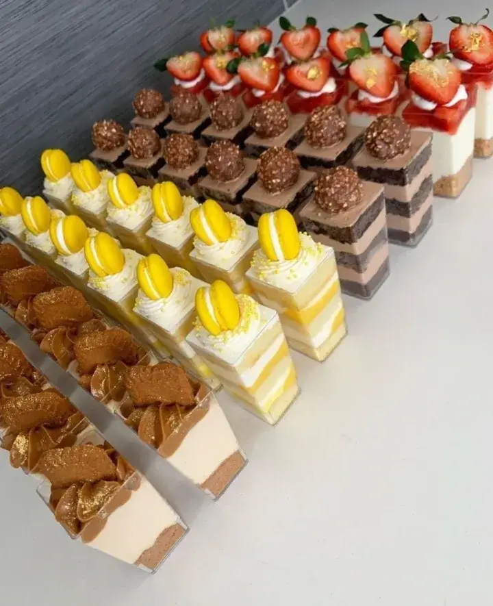 Toetjes in laagjes in glazen op tafel